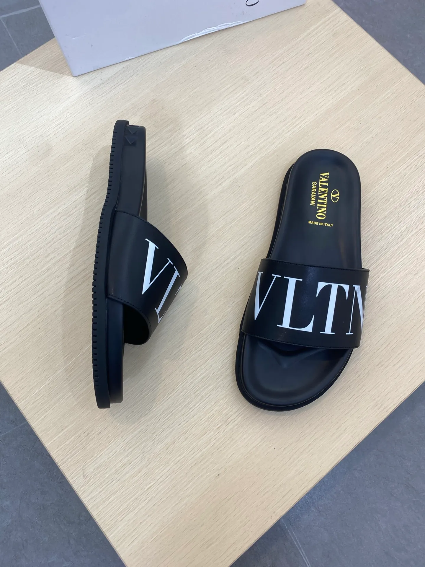 P260💰Valentino VALENTINO Size: 39--46 Burberry classic men's slippers, high-end boutique, original material, fine workmanship, casual, loose and comfortable, a must-have in summer👏👏👏